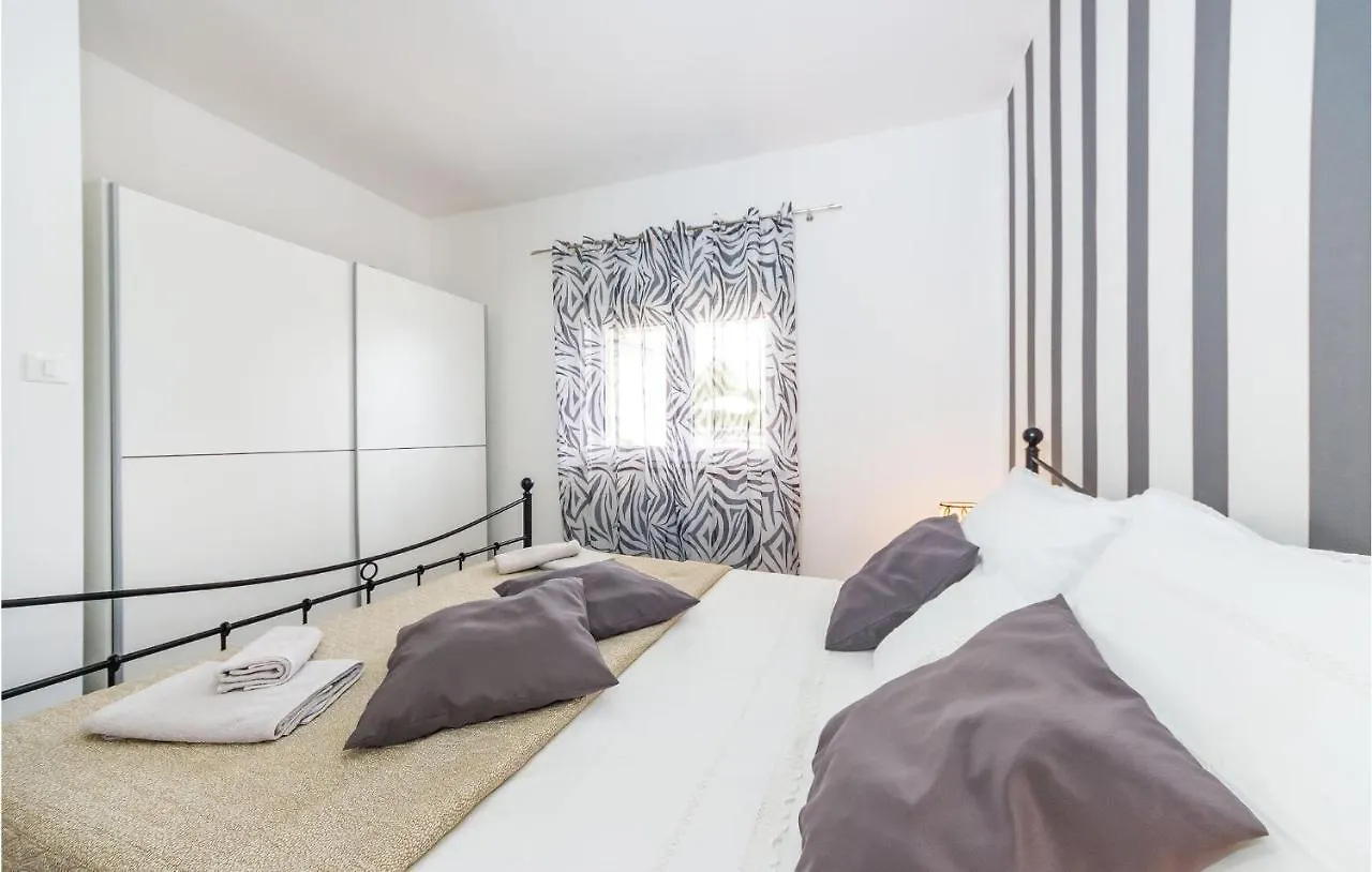 Awesome Apartment In Zdrelac With Kitchen